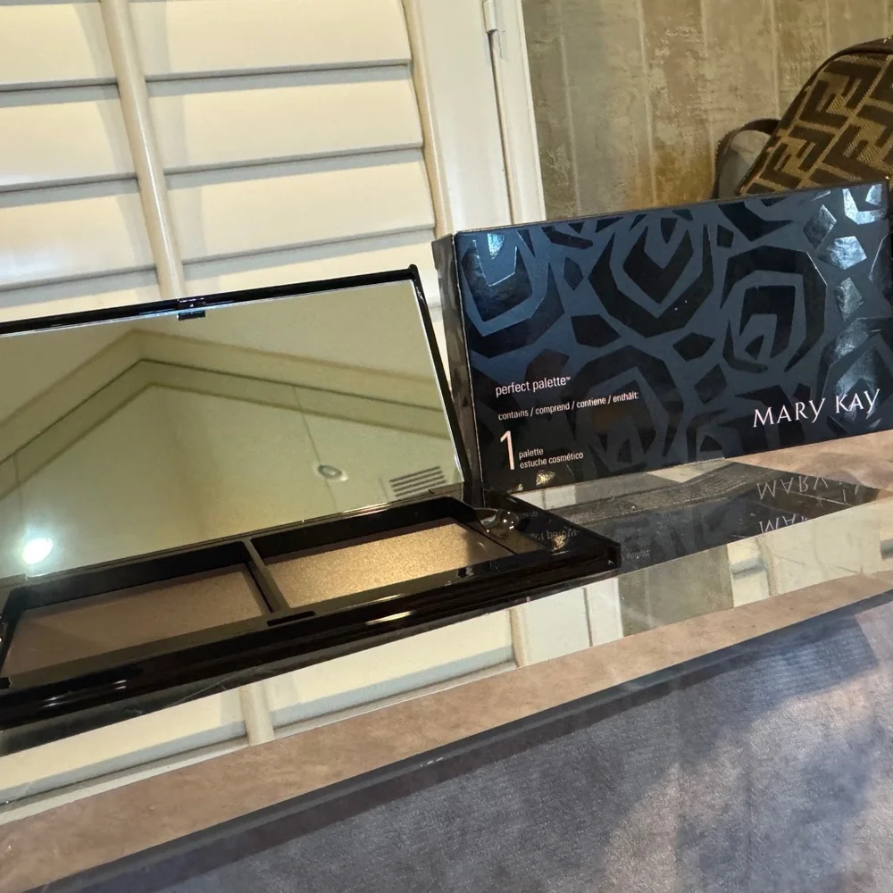 Mary‎ Kay Black and Pink Perfect Pallet Geometric Empty Case